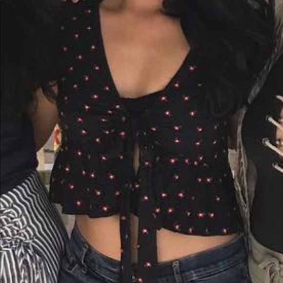 PacSun Tops - Pacsun tie front crop top